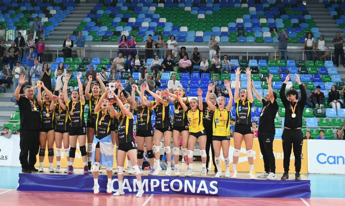 La plantilla del Fedes celebra el campeonato de la Superliga 2.