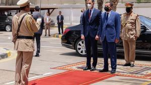 El presidente del Gobierno, Pedro Sánchez, recibido por el primer ministro de Libia, Abdelhamid Dbeibah, este 3 de junio a su llegada a Trípoli. 