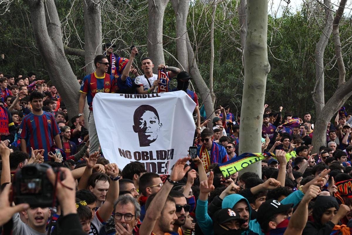 Centenares de aficionados del FC Barcelona reciben al equipo azulgrana a su llegada al esradio Lluis Companys para disputar el partido de vuelta de los cuartos de final de la champions contra el PSG