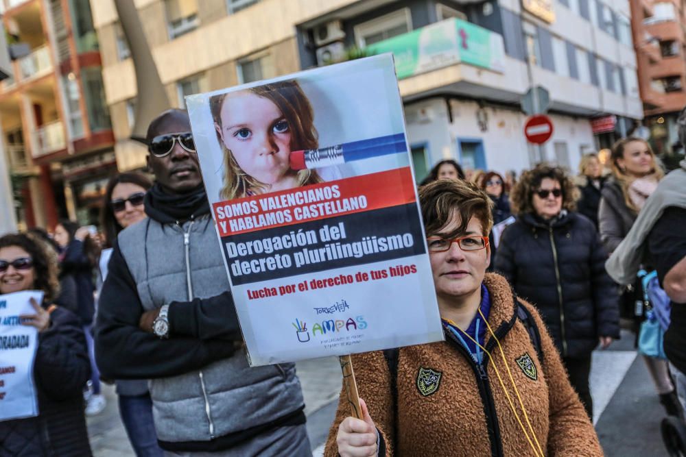 Docenas de padres secundan la protesta contra el decreto de Marzà del modelo educativo en Torrevieja y reclaman su derogación en una prortesta que ha recorrido las calles de la ciudad