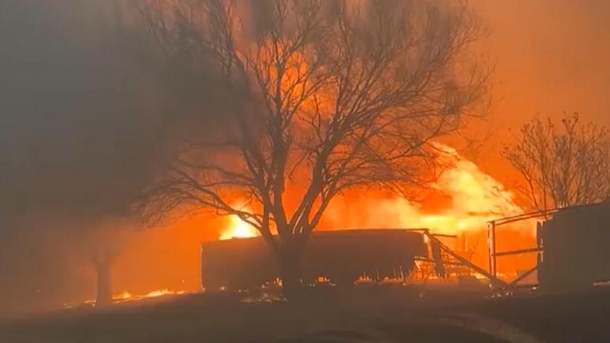 Los incendios forestales sin control arrasan decenas de viviendas en Oklahoma