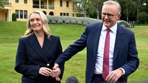 Anthony Albanese y su pareja, Jodie Haydon, se dirigen a los medios tras anunciar su compromiso