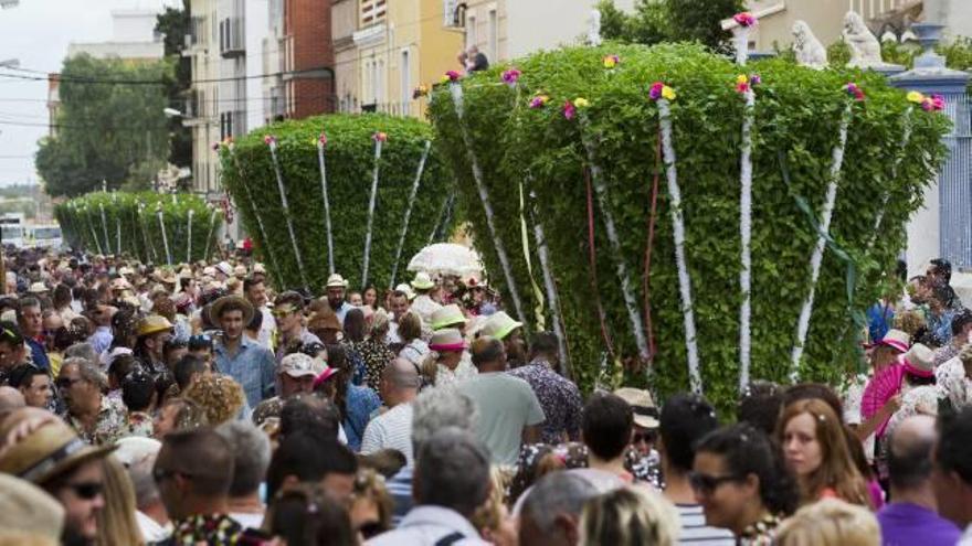 Alfàbegues de Bétera: cuatro siglos  de procesión a los 16 «gigantes verdes»