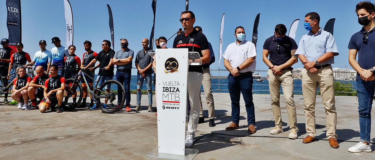 Juanjo Planells, director de carrera de la Vuelta a Ibiza-MTB Scott, en primer término en el atril, durante el acto de promoción celebrado este viernes en sa Punta des Molí.
