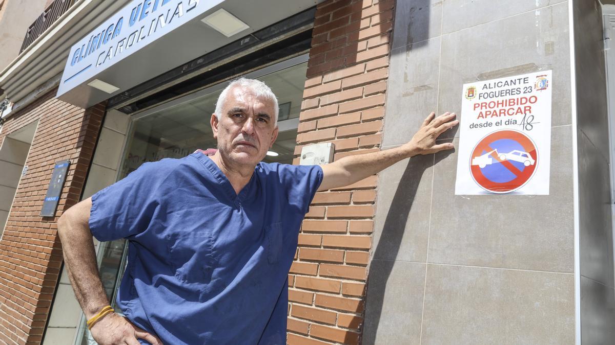 Una clínica veterinaria de Alicante, asediada por una barraca de Hogueras