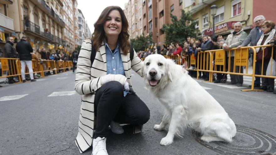 Sandra Gómez, con su perro Pep cuando estaba convaleciente del ataque.