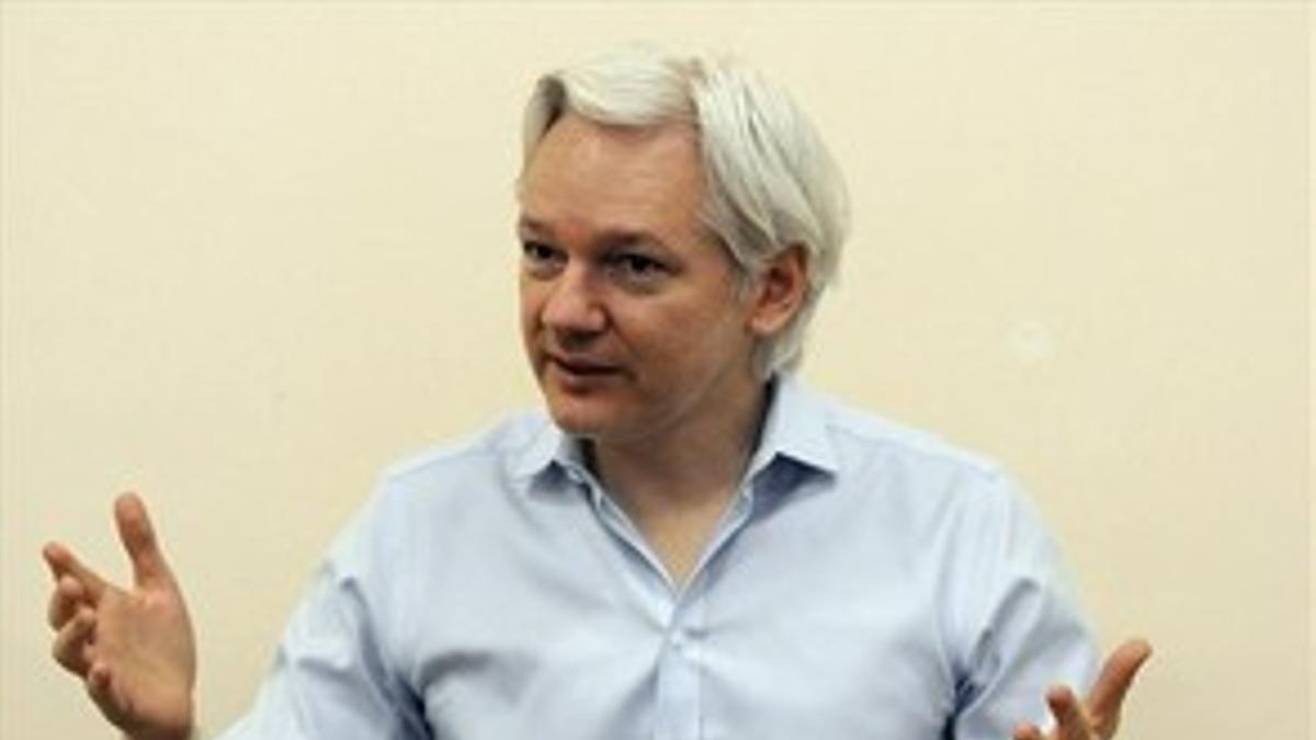 Assange, durante una rueda de prensa en la legación ecuatoriana de Londres, ayer.