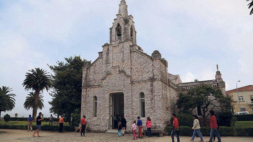 La capilla de conchas de la isla de A Toxa.  // Muñiz