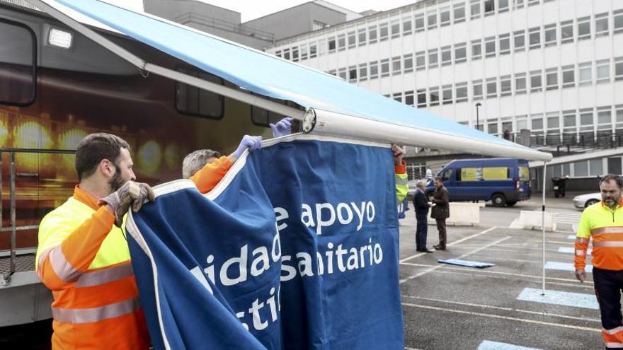 Preparación de la carpa de triaje en el exterior del Hospital de Cabueñes