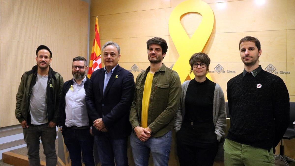 Els Catarres, con el director del Strenes, Xavi Pascual, el concejal de Cultura de Girona, Carles Ribes, y el presidente de Òmnium en el Gironès, Sergi Font, este sábado