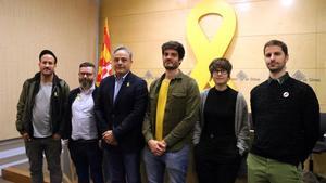 Els Catarres, con el director del Strenes, Xavi Pascual, el concejal de Cultura de Girona, Carles Ribes, y el presidente de Òmnium en el Gironès, Sergi Font, este sábado