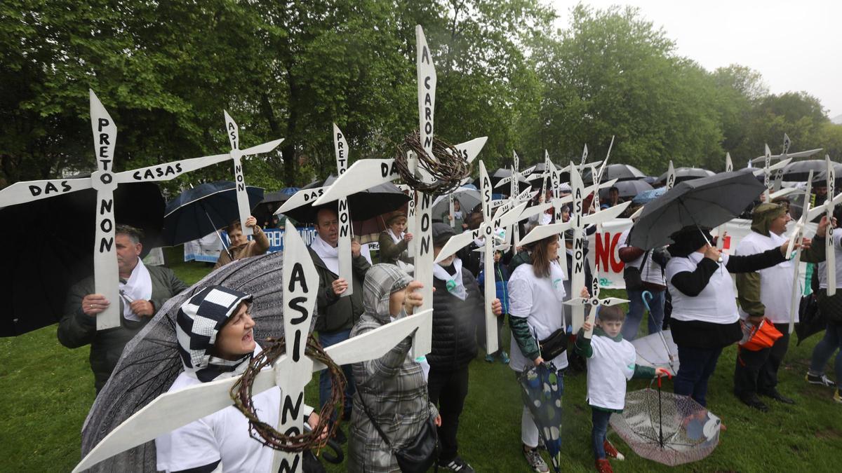 Protesta de una platafomra contra los eólicos, ante la sede de la Xunta