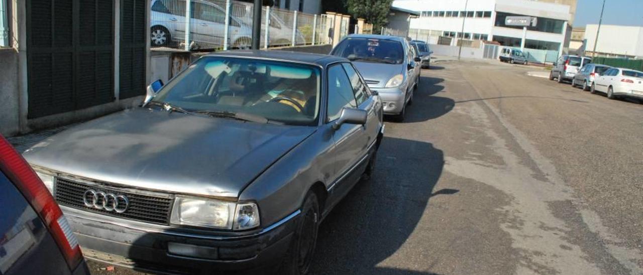 Dos de los múltiples ejemplos de coches abandonados e incluso quemados en las calles del polígono industrial de Manacor.