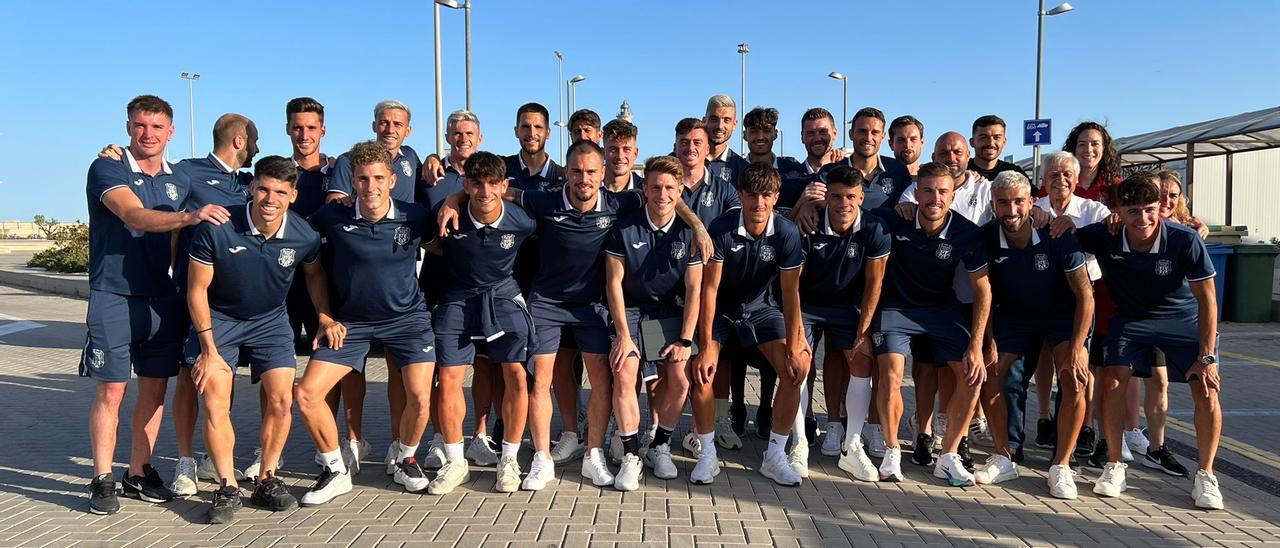 La plantilla y el cuerpo técnico de la Peña Deportiva posan ilusionados en el puerto antes de tomar el ferry rumbo a Alicante.