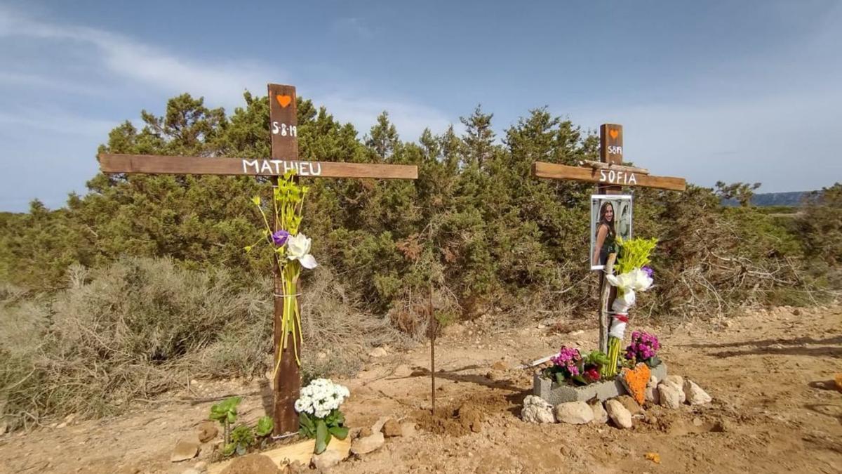 La familia colocó dos cruces en el lugar donde fallecieron Sofí y Mathieu en 2019. | FAMILIA ADAMO ALONSO
