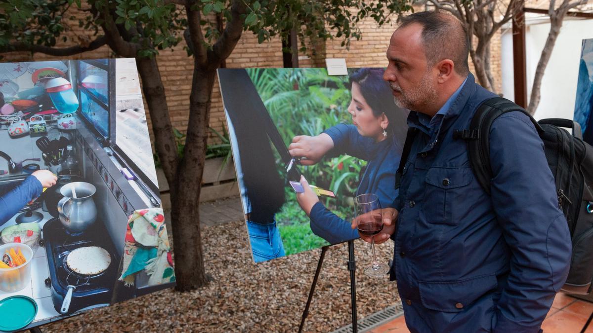 Momento de la inauguración de la exposición 'Enredadas en el Canvi'