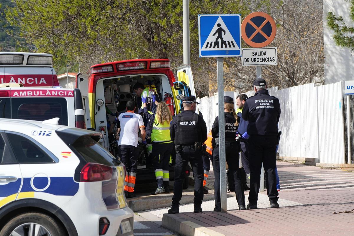 El momento en que los sanitarios han subido a la víctima a la ambulancia en Benicàssim.