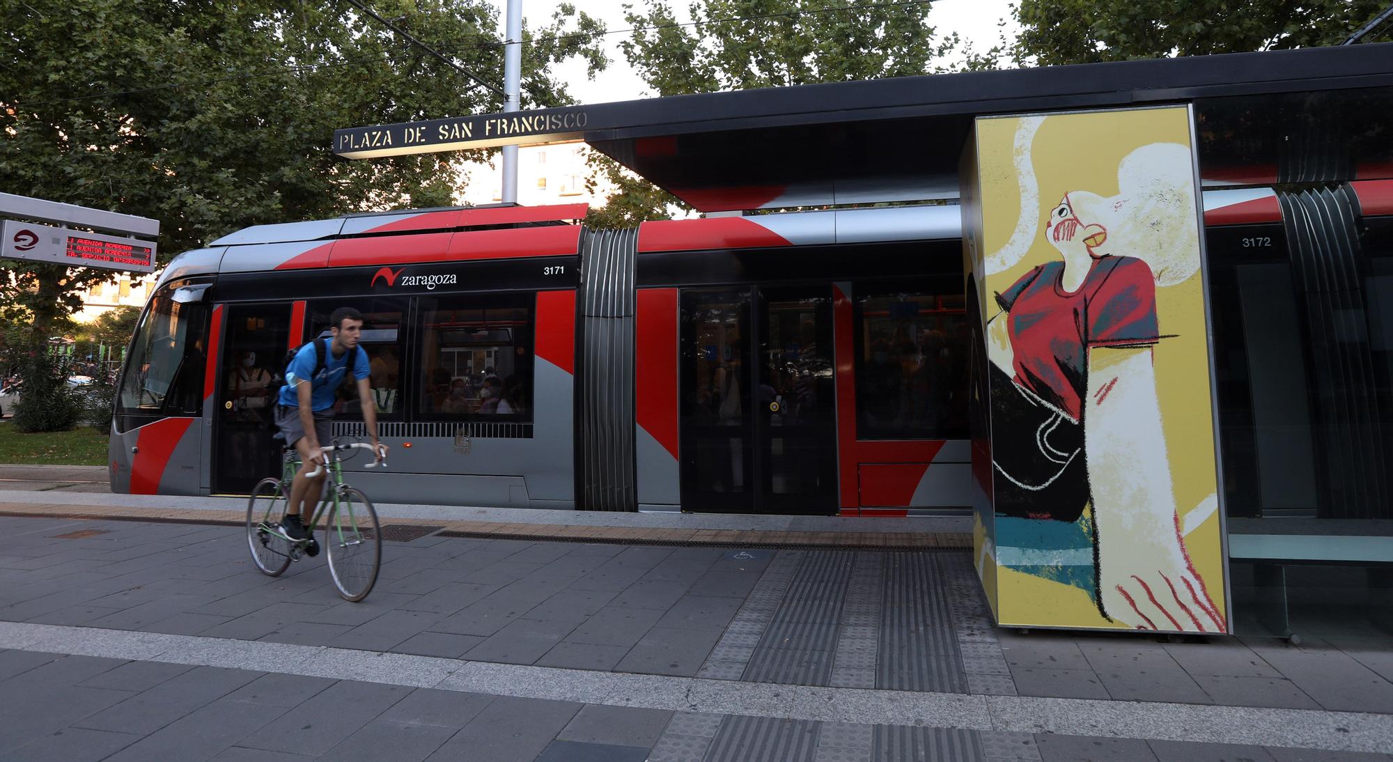 Intervenciones artísticas en las paradas del tranvía con motivo del Festival Asalto