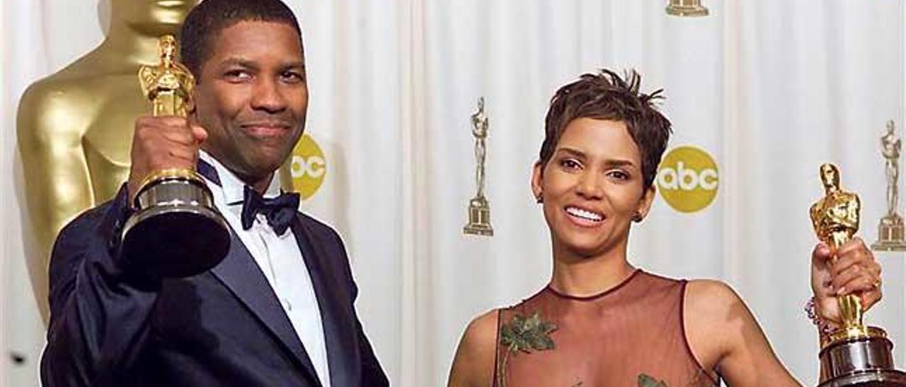 Denzel Washington y Halle Berry, galardonados en 2002.