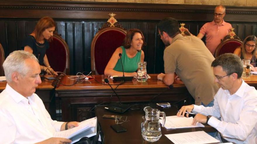 L&#039;alcaldessa, Marta Madrenas, conversa amb el portaveu de Guanyem, Lluc Salellas, abans de començar el ple