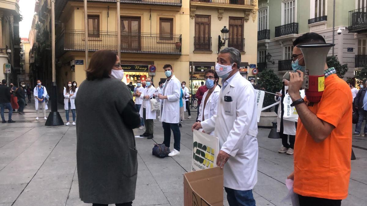 Concentración de los MIR ante las puertas del Palau de la Generalitat en València