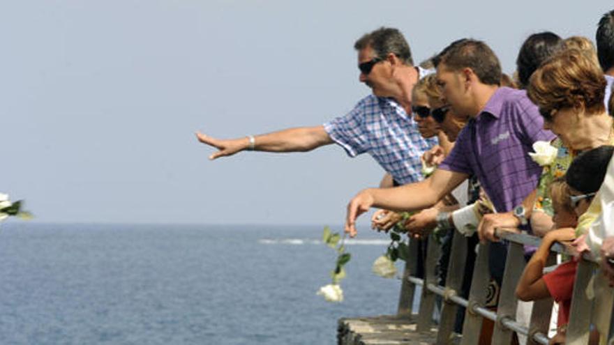 Familiares de las víctimas, en un homenaje en 2009.