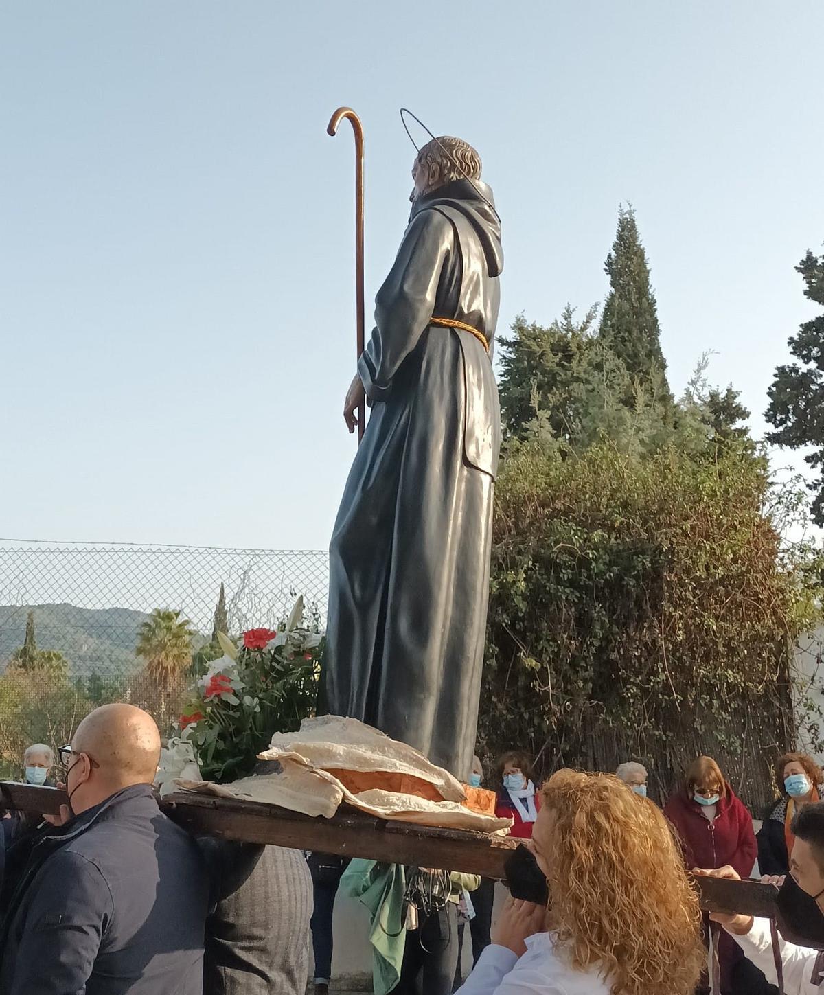 El santo, en procesión, con los trozos de bacalao.