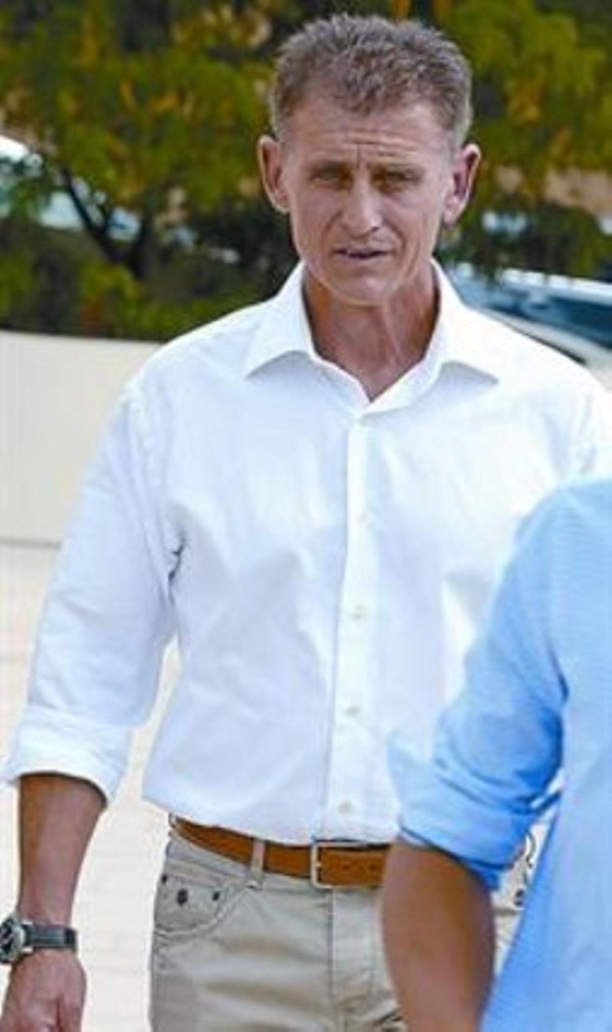Santi Corella, company de salts. Santi Corella, company de salts.