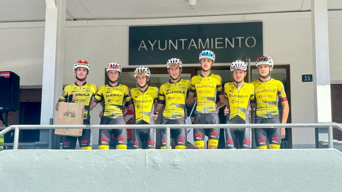 Ciclistas del equipo cadete del CC Ontinyent en la Vuelta a Molinicos, en Albacete.