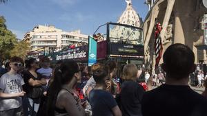 Turistas junto a la Sagrada Família de Barcelona.