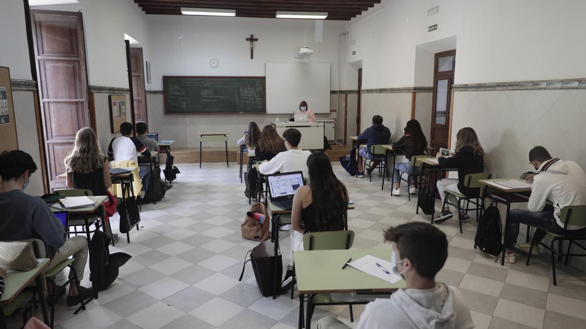 Alumnos en una clase en un colegio concertado de Palma