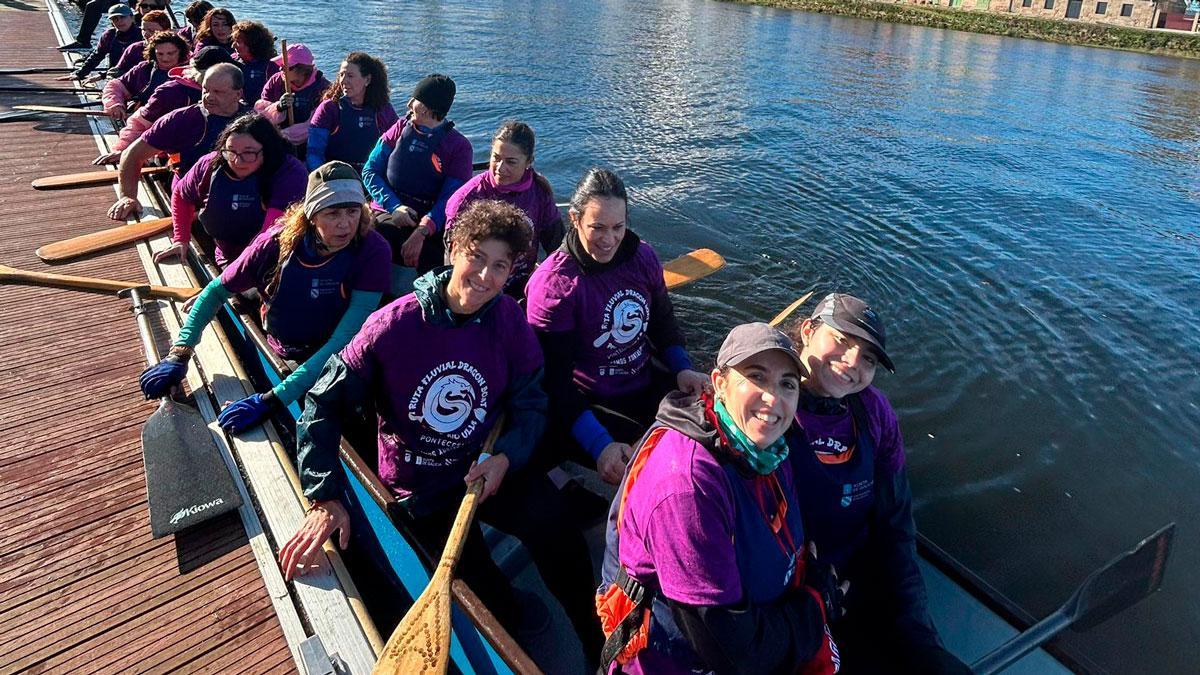 Los 'dragones' surcan el río Ulla contra el cáncer de mama.