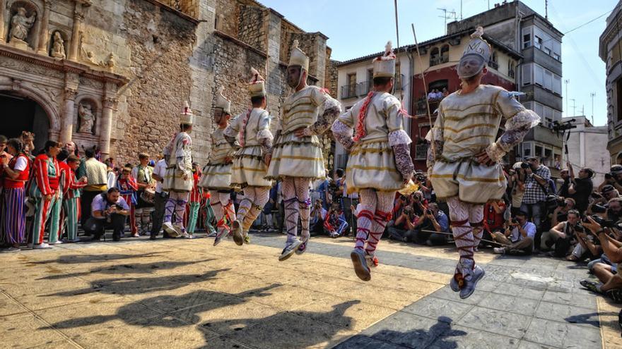 Els Tornejants de Algemesí durante su danza tradicional.