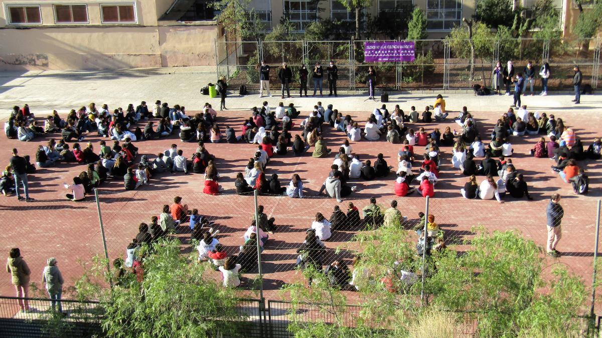 Alumnado en el patio del IES Jorge Juan