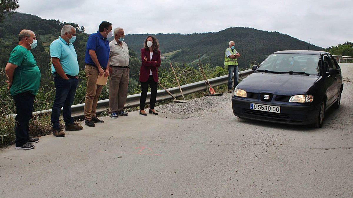 Por la izquierda, dos representantes de la Asociación de Vecinos del Valle de Peón y Candanal; Alejandro Vega, alcalde de Villaviciosa; Agustín García, delegado territorial, y Esther Díaz, directora general de Infraestructuras Viarias y Portuarias, en uno de los puntos de la AS-331 (Villaviciosa) con hundimientos del firme.