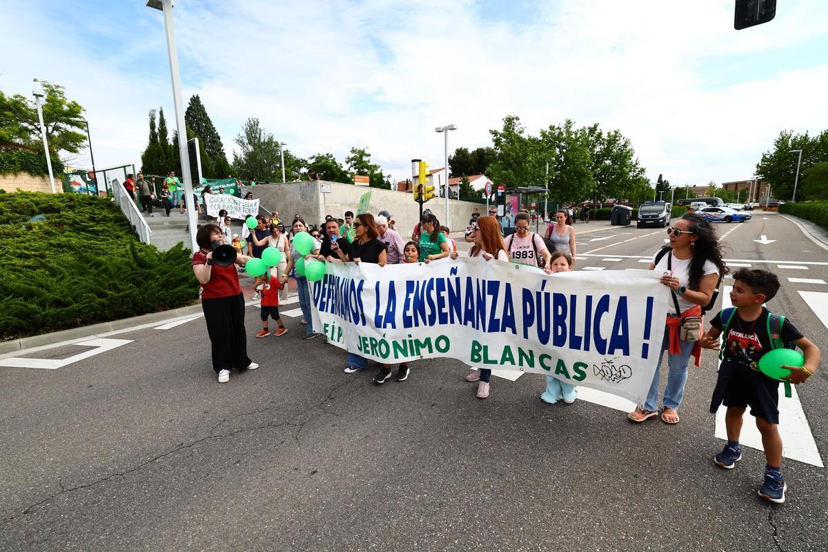 En imágenes I Manifestación y encierro en defensa de la escuela pública en Aragón