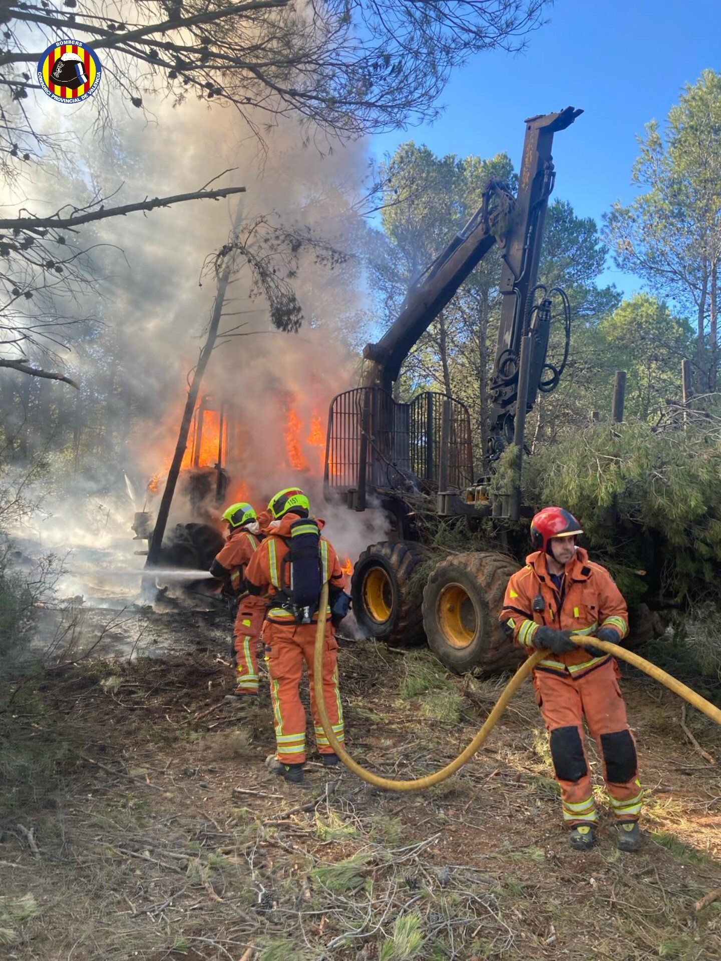 Una máquina que realizaba trabajos forestales provoca un incendio en Serra