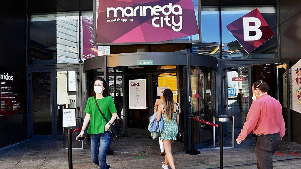 Clientes en la entrada del centro comercial Marineda City // Carlos Pardellas