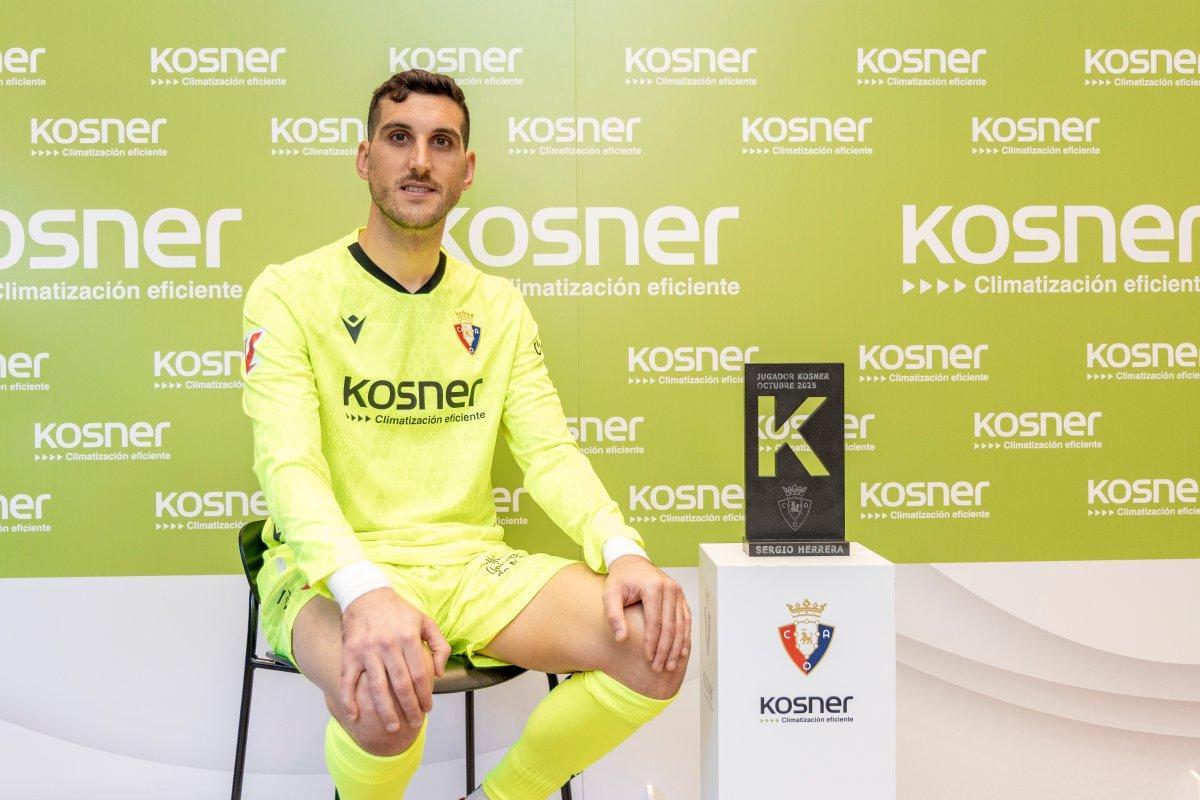 Sergio Herrera, portero y capitán de Osasuna, posa como Jugador Kosner del mes de octubre.