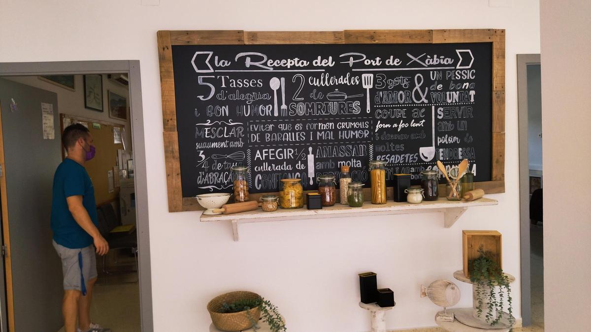 Pizarra gastronómica en la entrada al colegio Port de Xàbia
