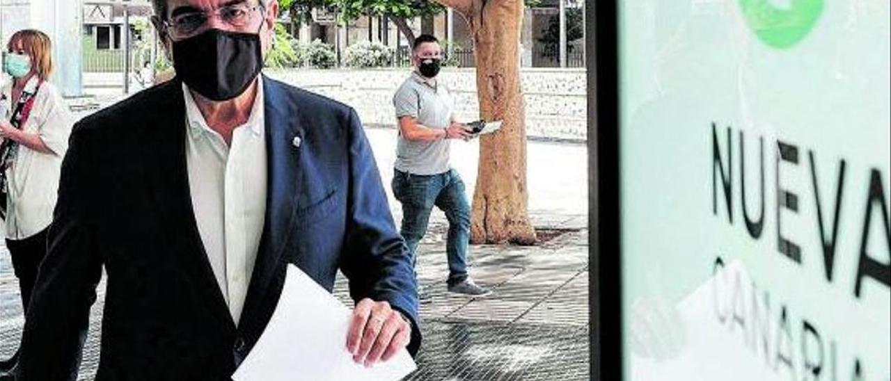 Román Rodríguez entra a la sede de NC, en un nuevo local frente al edificio de Presidencia del Gobierno .