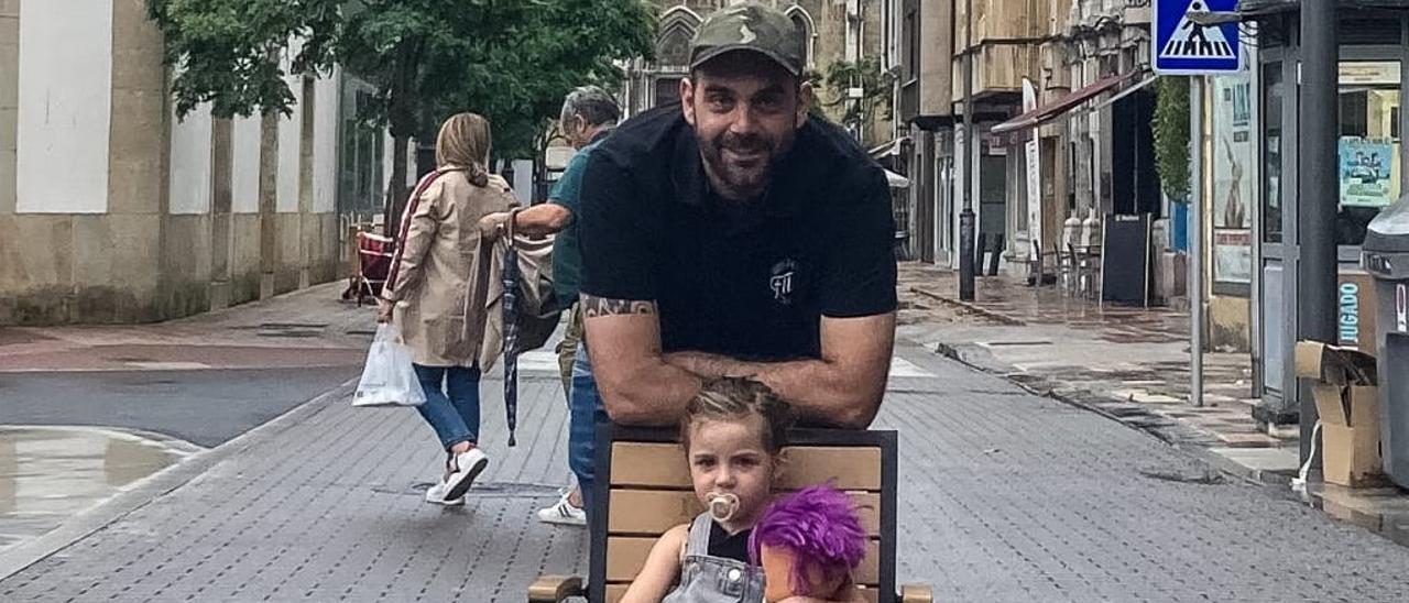 David Franqueira y su hija Deva, en la calle Pedro Menéndez.