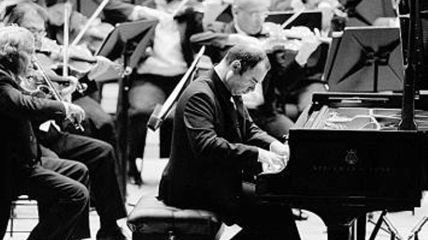 Alexander Melnikov, al piano, con la OSPA, ayer, en el Auditorio de Oviedo.