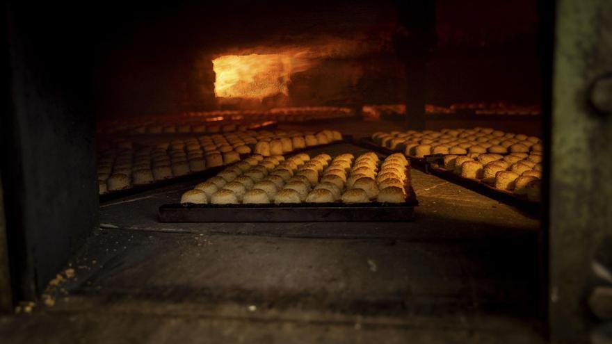 El mazapán de Soto (La Rioja), el único que se hornea con leña de roble desde 1870