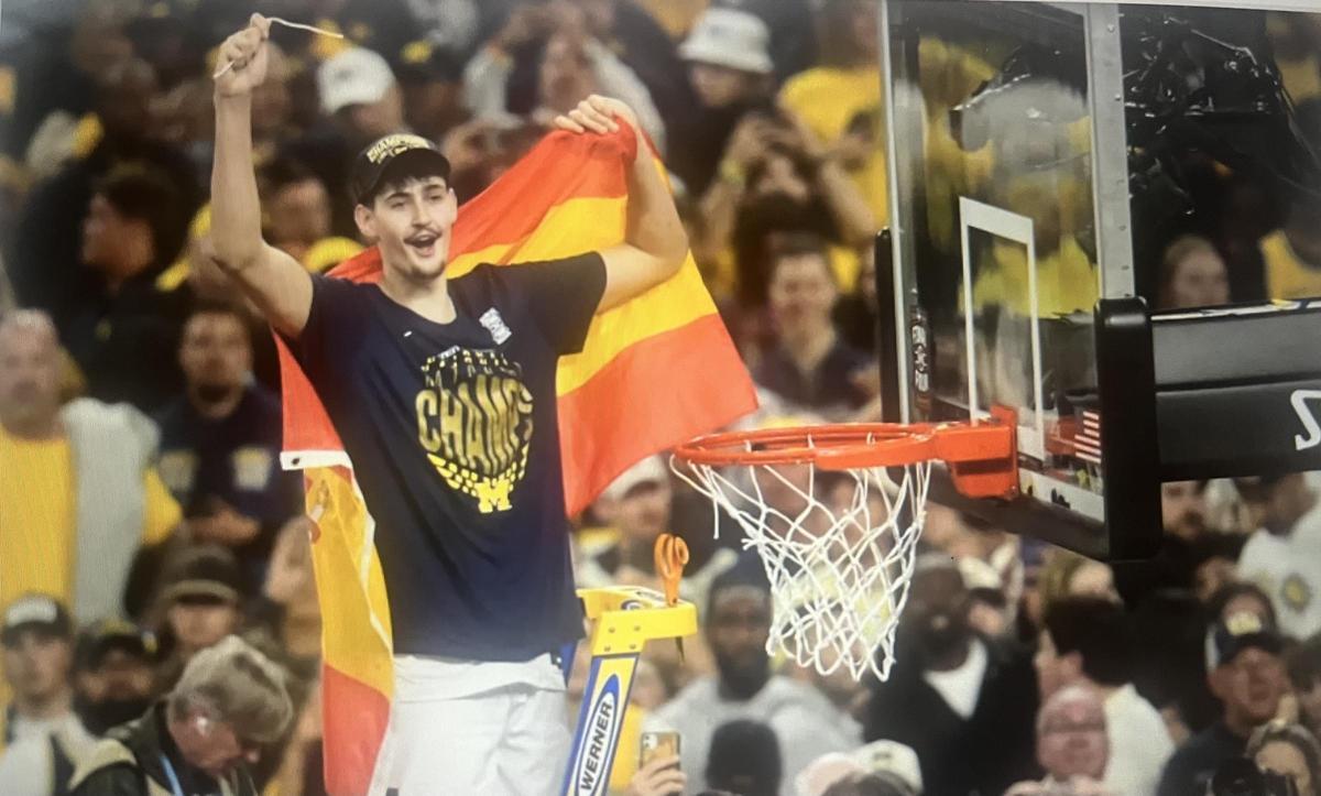El español, Aday Mara ha celebrado hoy, en Indianápolis (EEUU), la conquista del título universitario de EEUU.