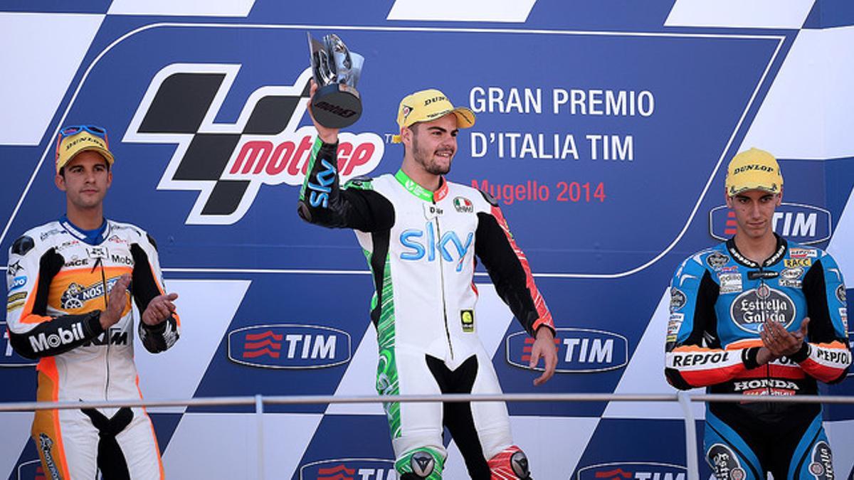 Romano Fenati, con el trofeo que lo acredita como ganador del GP de Italia, escoltado por Isaac Viñales (izquierda), segundo, y Àlex Rins (derecha), tercero