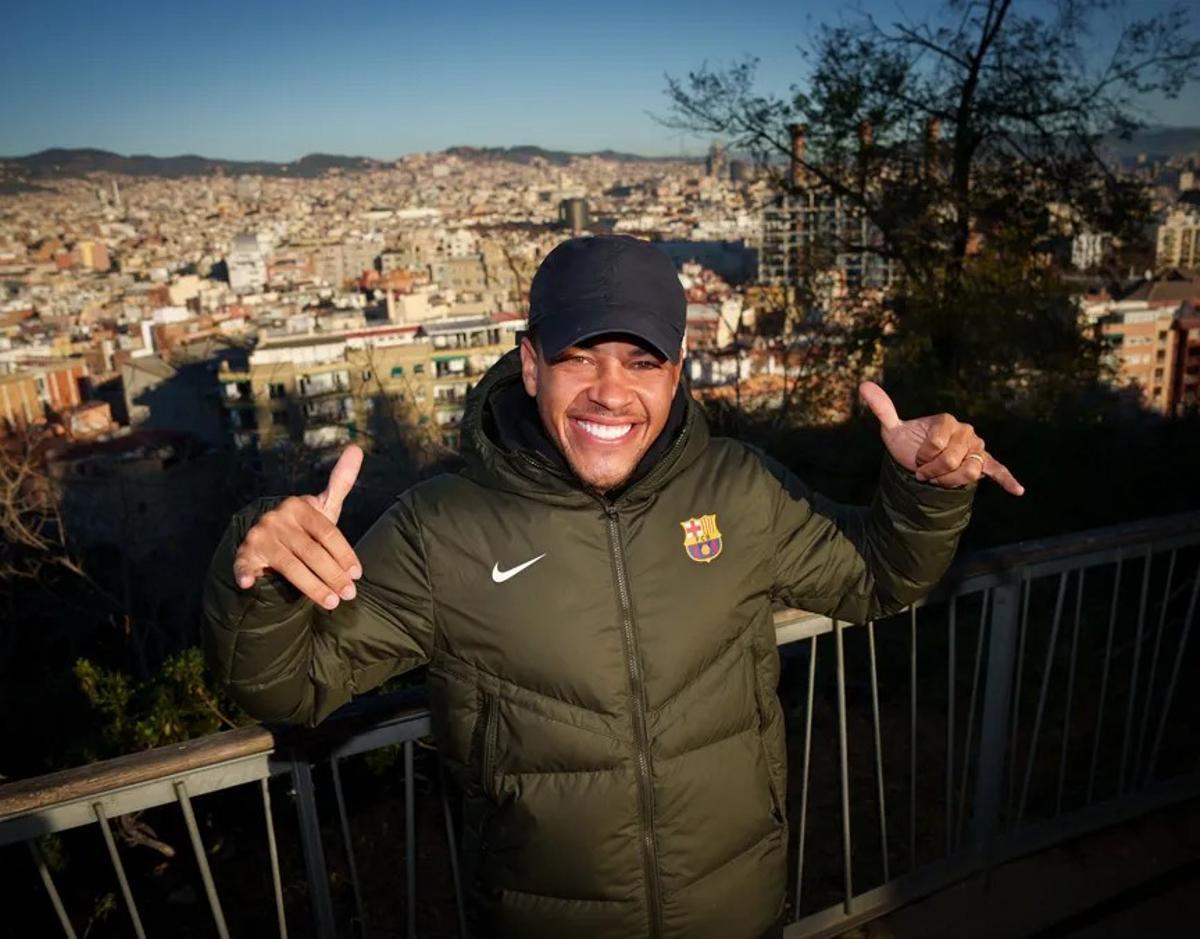Vitor Roque, posando en Barcelona Vitor Roque, posando en Barcelona