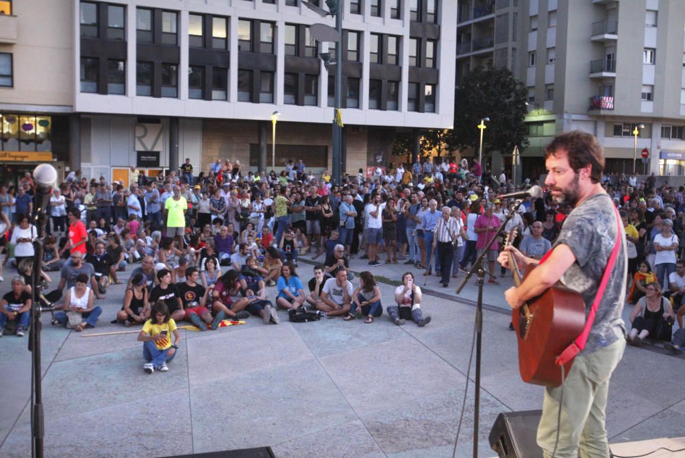 Concentració a la plaça de l''U d''octubre de Girona per l''aniversari del 20-S