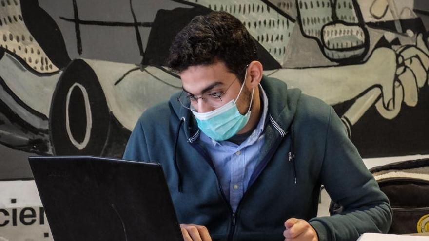 Un estudiante con mascarilla en Milán.