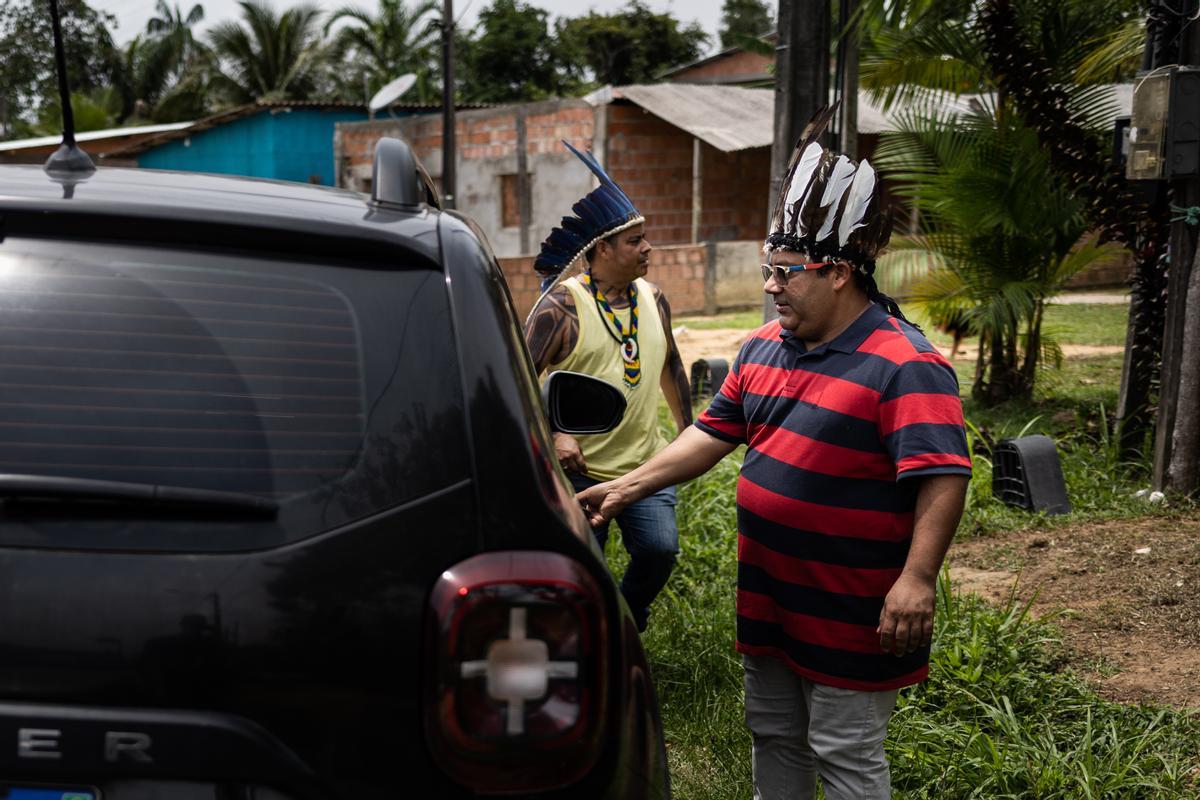 AME9606. MANAOS (BRASIL), 30/10/2022.- Los líderes indígenas y hermanos Ismael (camisa amarilla) e Israel (camisa roja), del pueblo Mundurukú, se trasladan para votar en la segunda vuelta de las elecciones brasileñas, en Manaos, AmazonaS (Brasil). EFE/ Raphael Alves